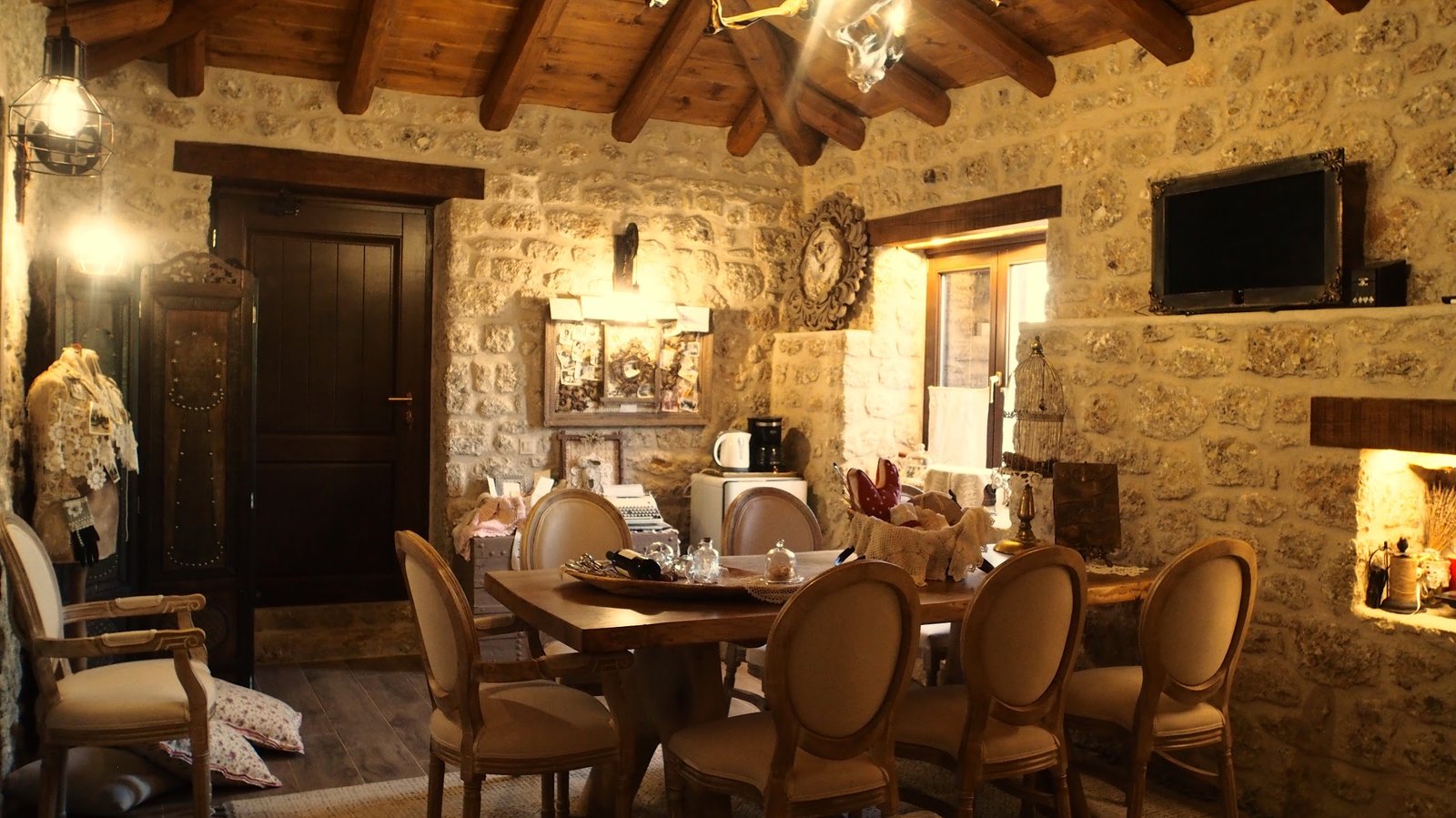 Τραπεζαρία με ξύλινη οροφή