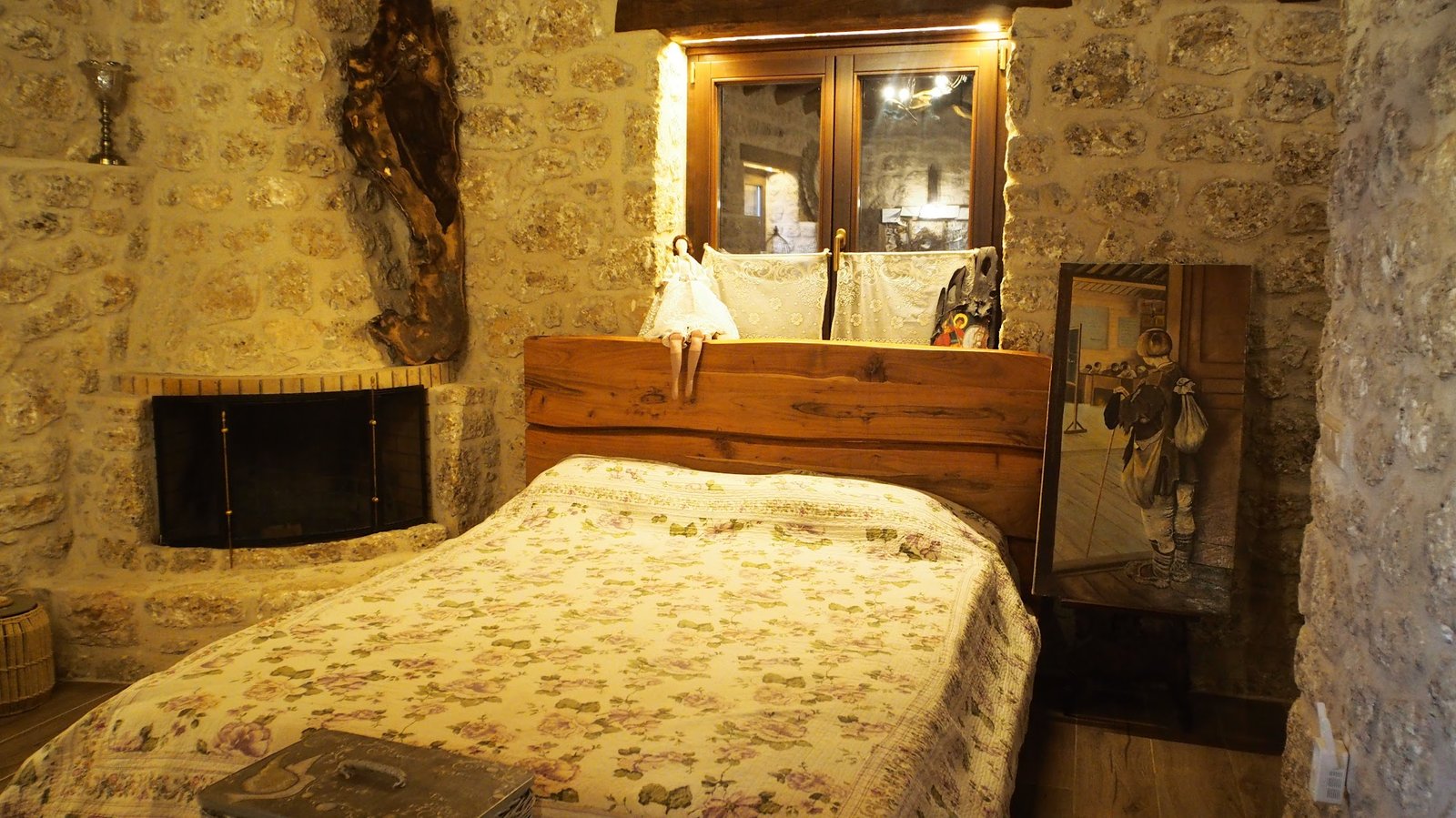 Πέτρινος τοίχος με διακόσμηση