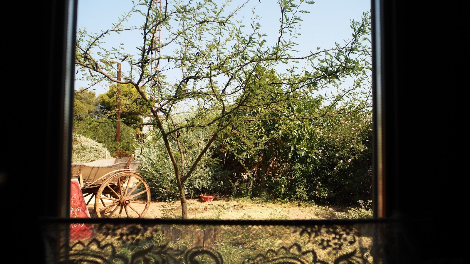 Παραδοσιακή ξύλινη ντουλάπα