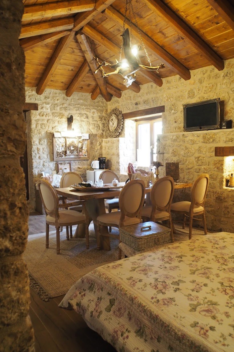 Παραδοσιακό πετρόχτιστο σπιτάκι